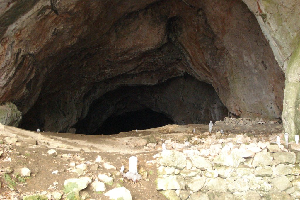 08 Ein Blick in die Hoehle.JPG